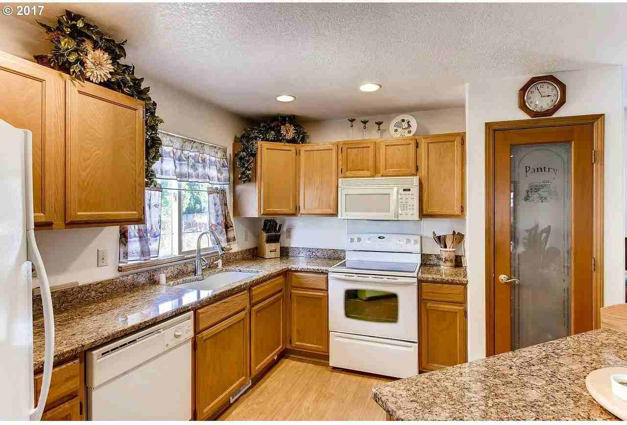 9805 Northeast 41st Avenue - Photo 6 of 11