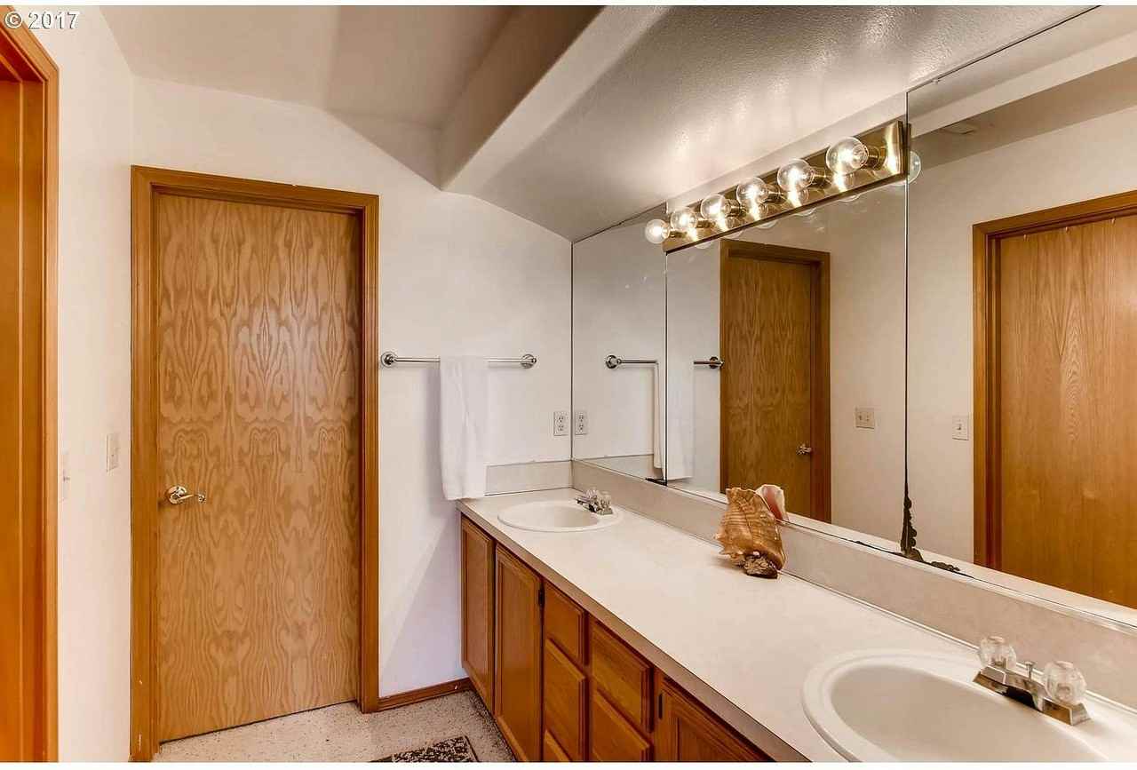 9805 Northeast 41st Avenue - Photo 7 of 11