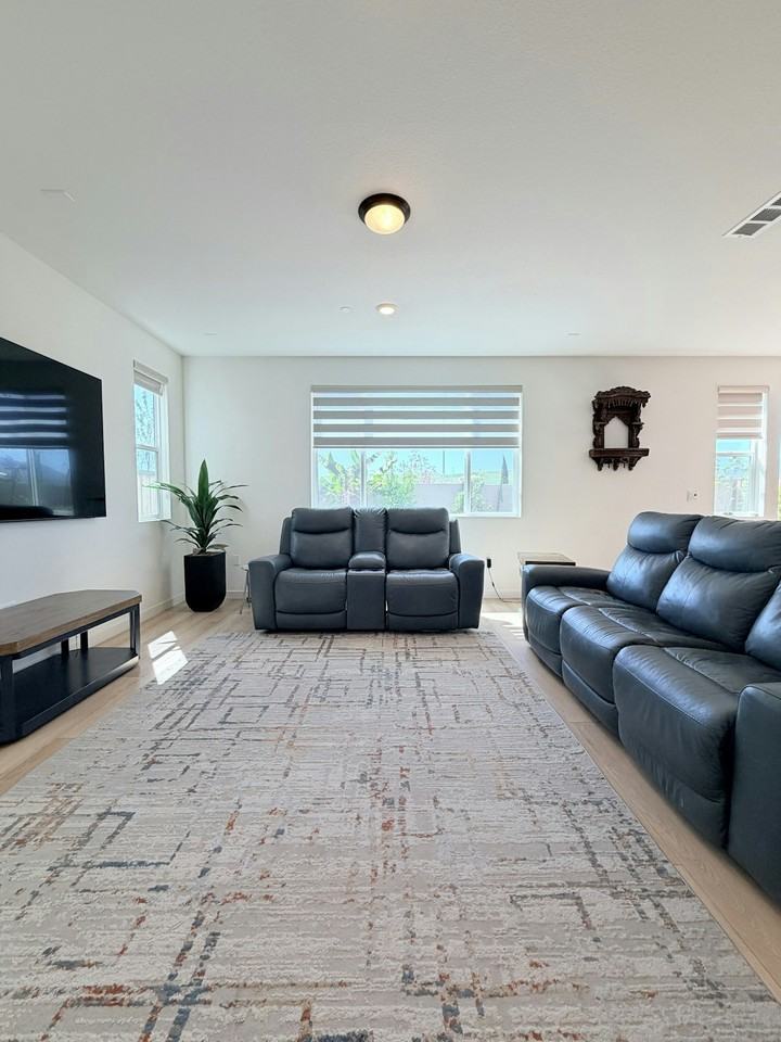 5460 Spring Mountain Lane - Photo 4 of 22