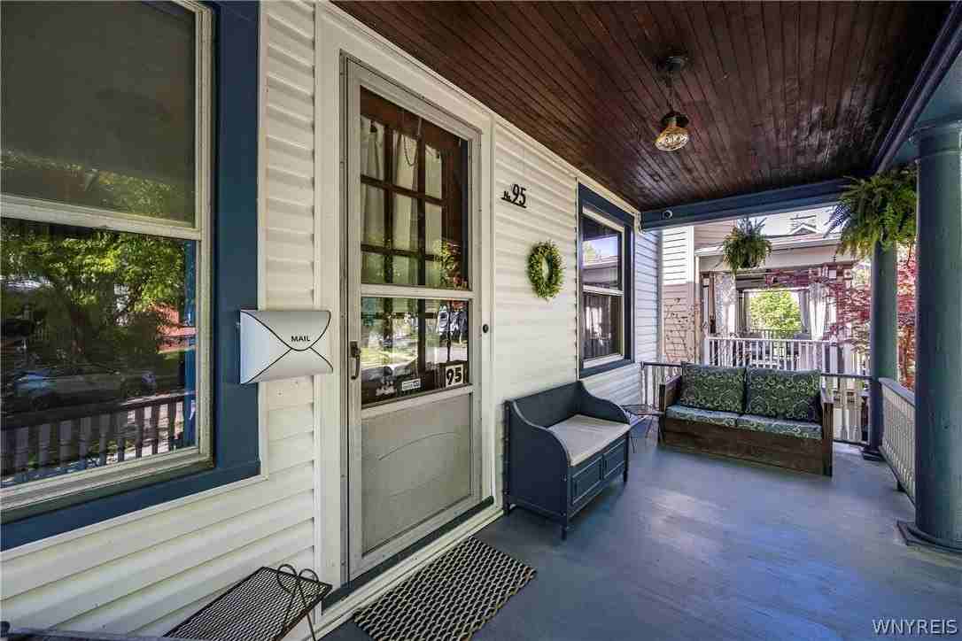 95 Russell St - Photo 4 of 27