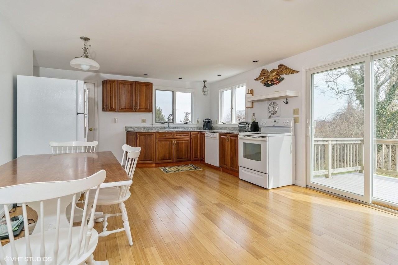 151 Harbor Point Rd - Photo 4 of 14