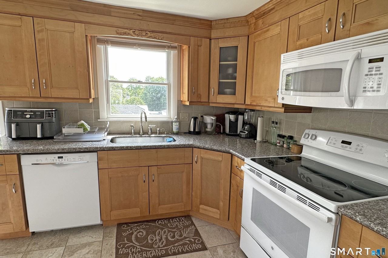 30 1/2 Bartlett Ave #B - Photo 4 of 13