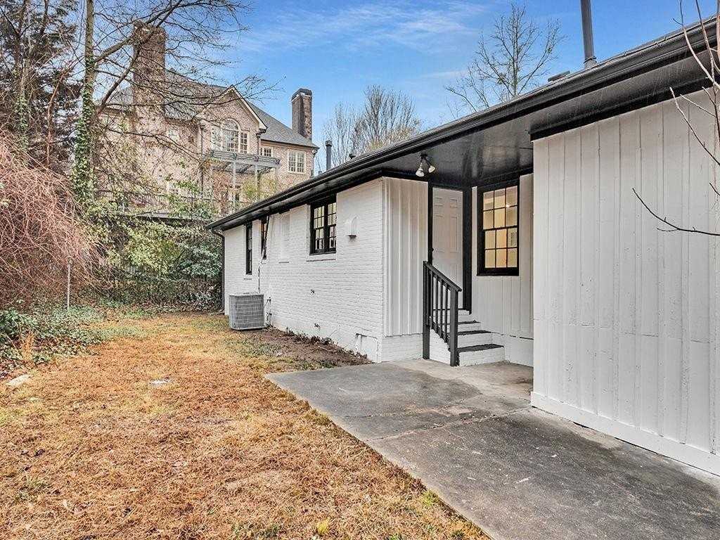 1253 Dunwoody Ln Ne - Photo 4 of 32