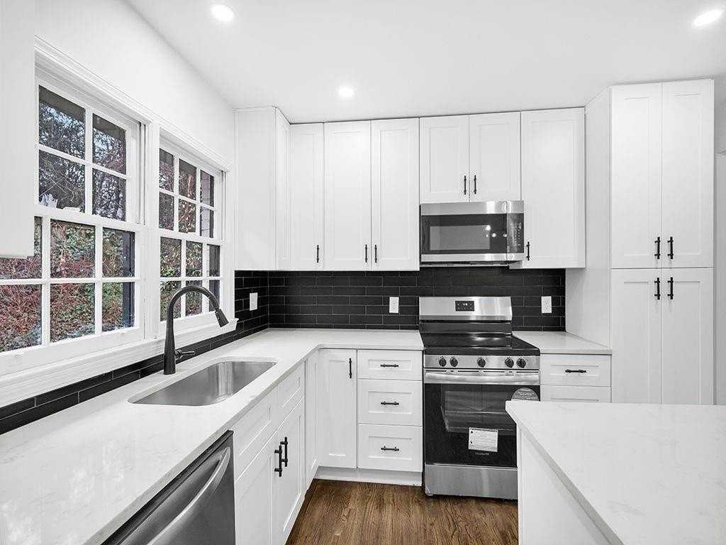 1253 Dunwoody Ln Ne - Photo 6 of 32