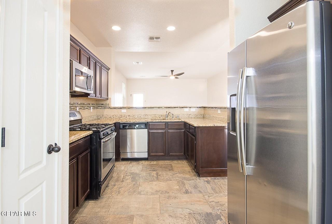 3705 Loma Dante Dr - Photo 4 of 39