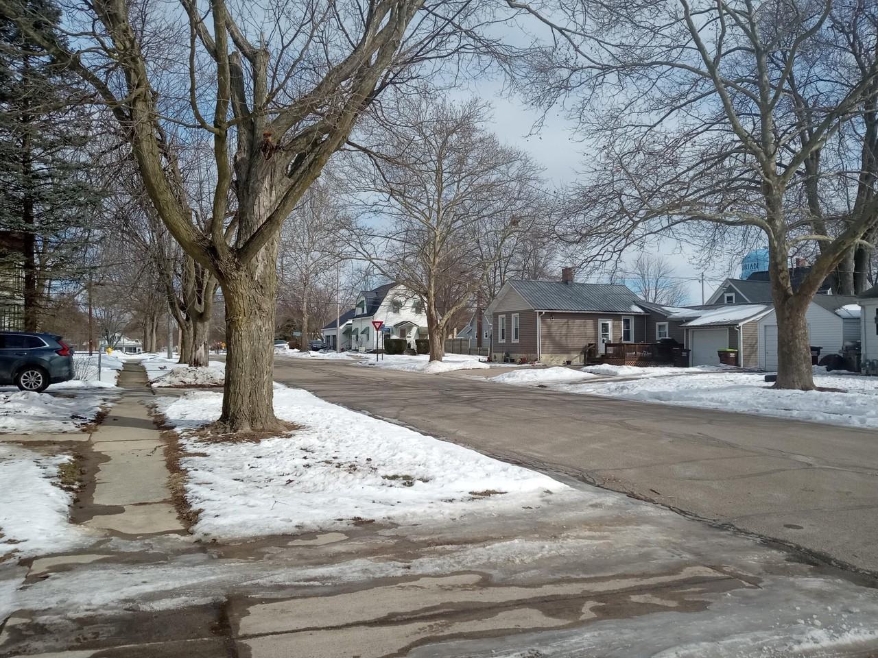 611 Croswell St - Photo 3 of 8