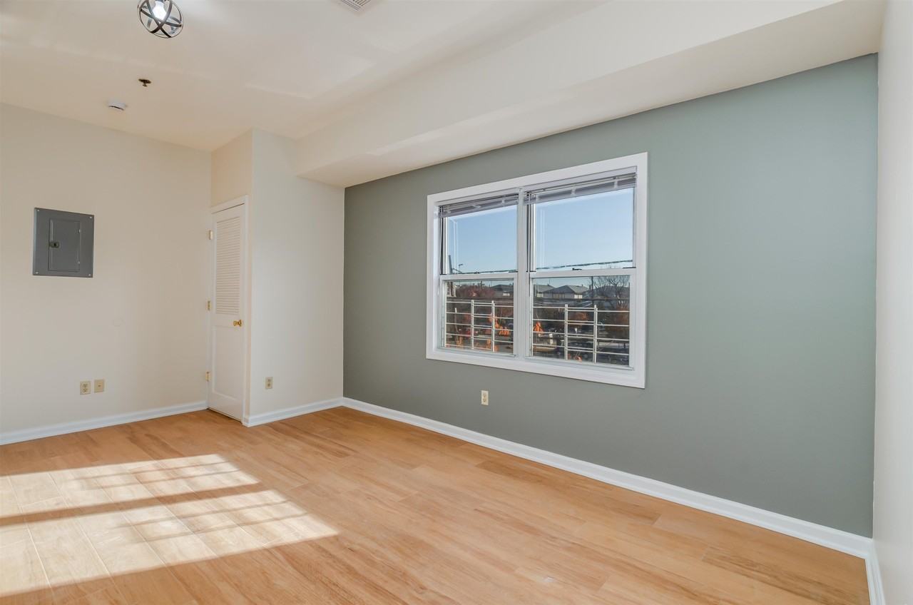 15 Isabella Ave #2R - Photo 2 of 13