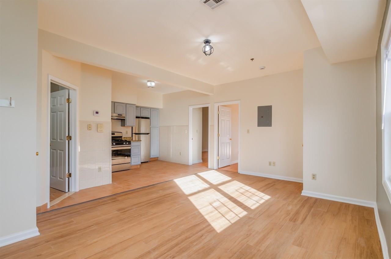 15 Isabella Ave #2R - Photo 3 of 13