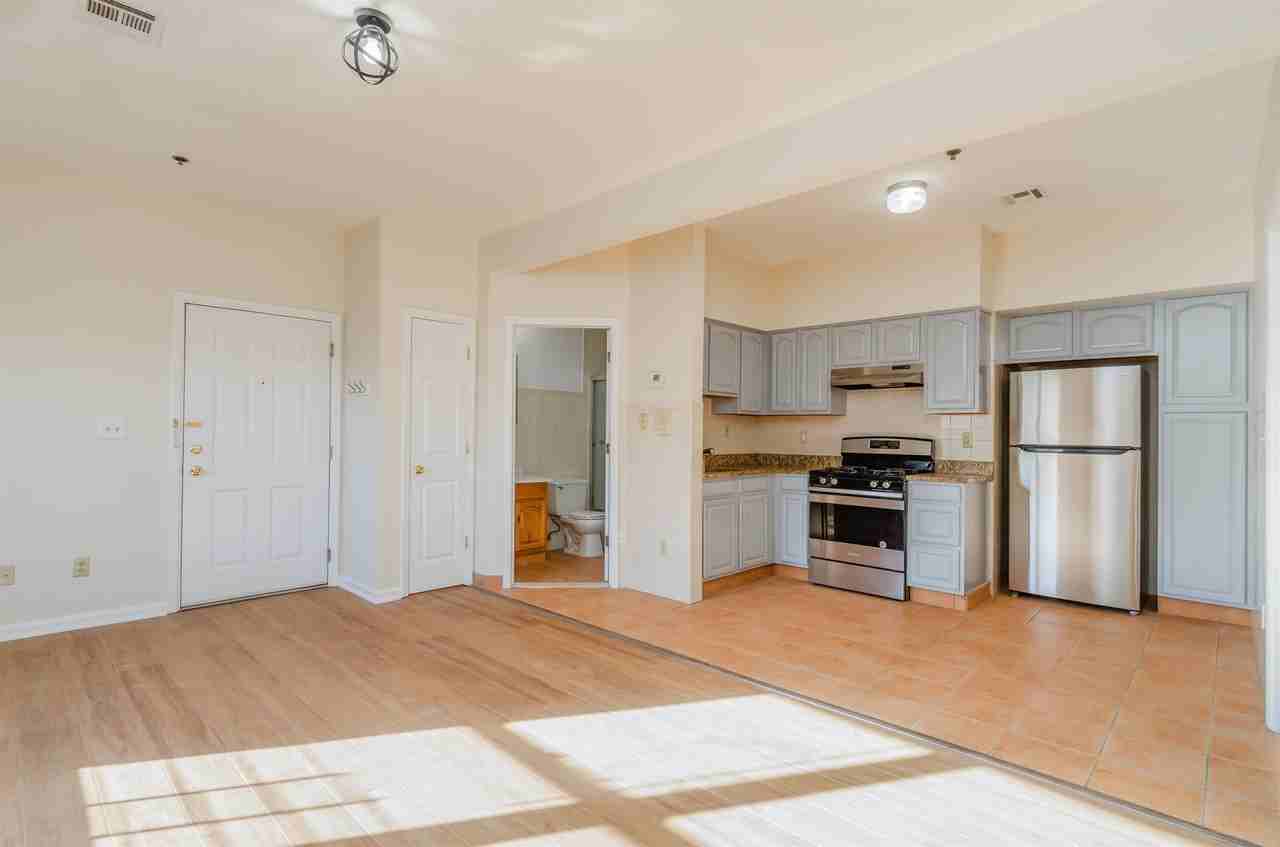 15 Isabella Ave #2R - Photo 4 of 13