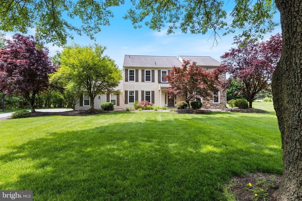 1099 Armstrong Ct - Photo 2 of 49