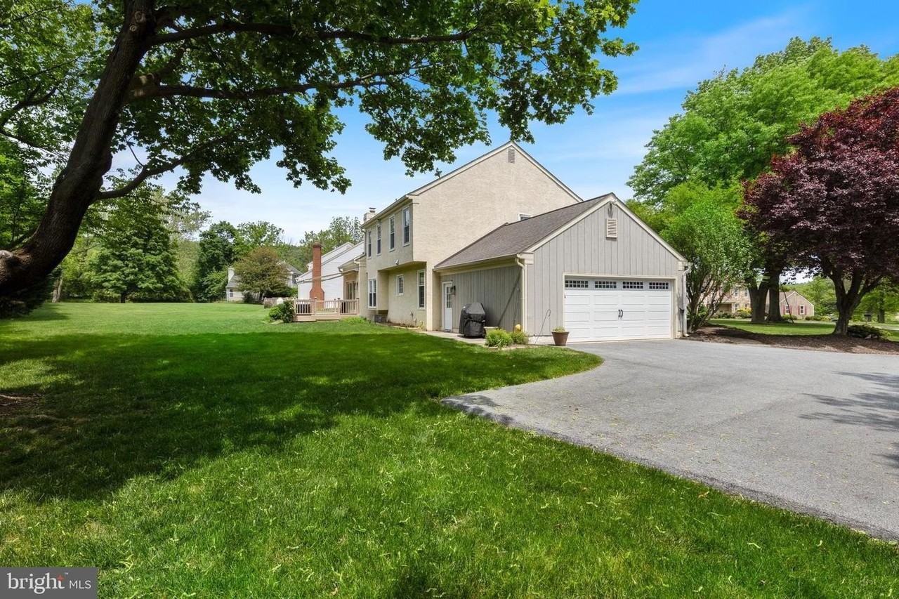 1099 Armstrong Ct - Photo 3 of 49