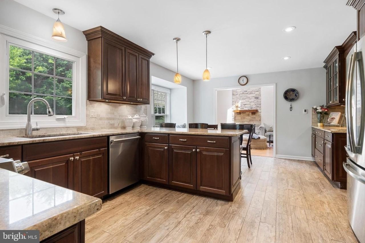 1099 Armstrong Ct - Photo 5 of 49