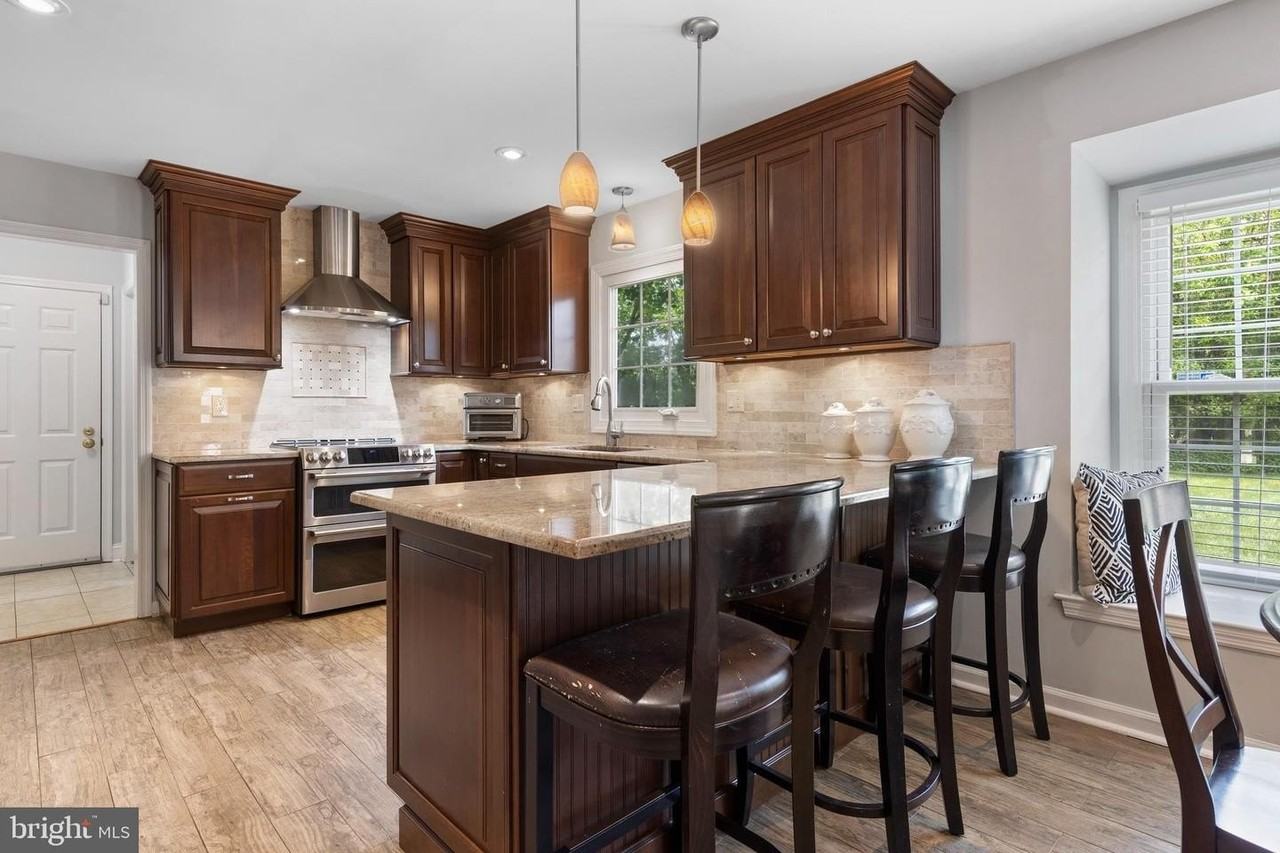 1099 Armstrong Ct - Photo 6 of 49