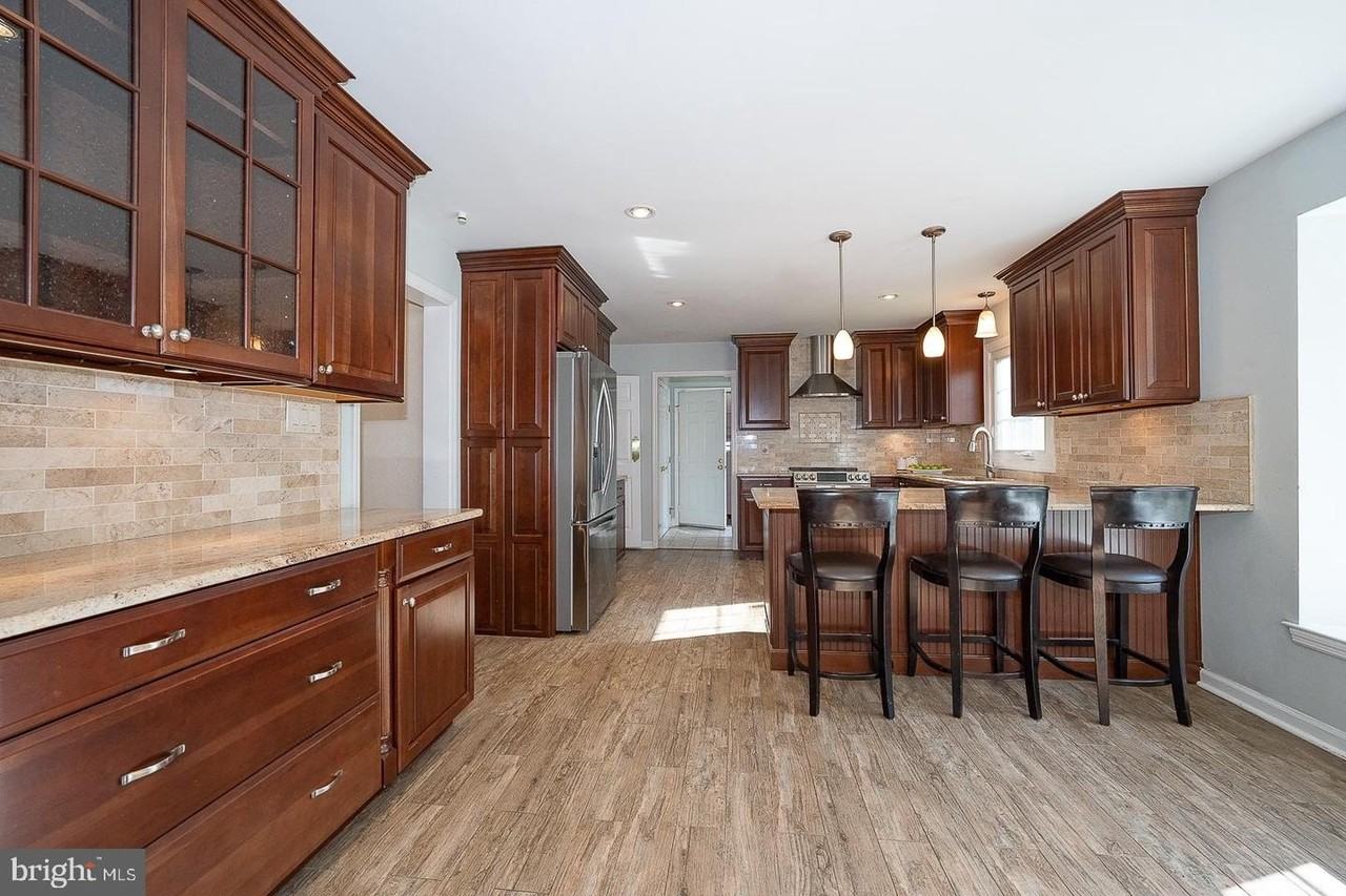 1099 Armstrong Ct - Photo 7 of 49