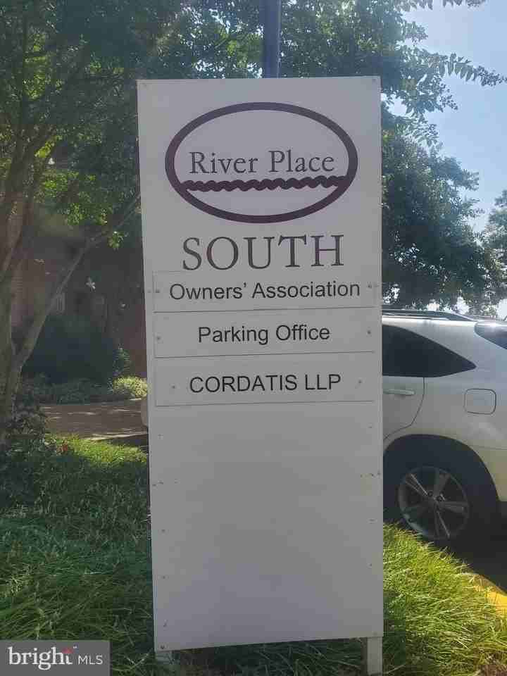 1011 Arlington Blvd - Photo 4 of 15