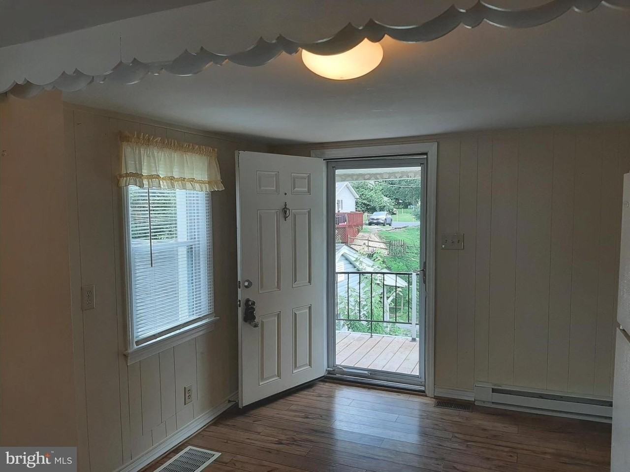 1057 Foreman Ln - Photo 7 of 18