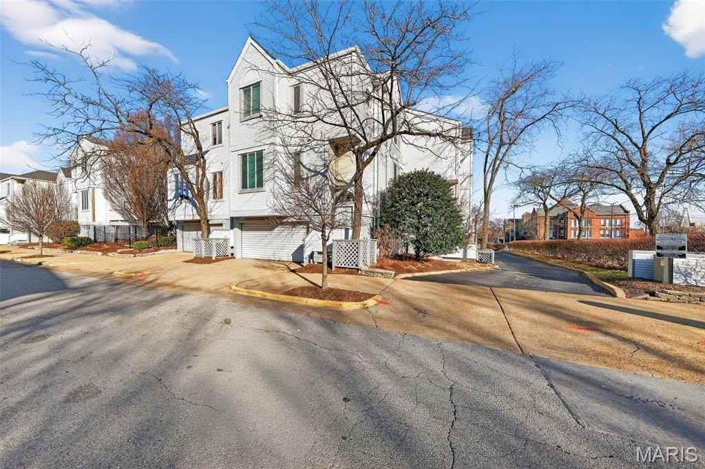 28 Columbus Square Dr - Photo 5 of 32