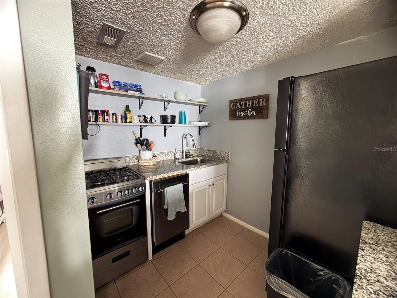 145 Oyster Bay Cir #140 - Photo 4 of 9