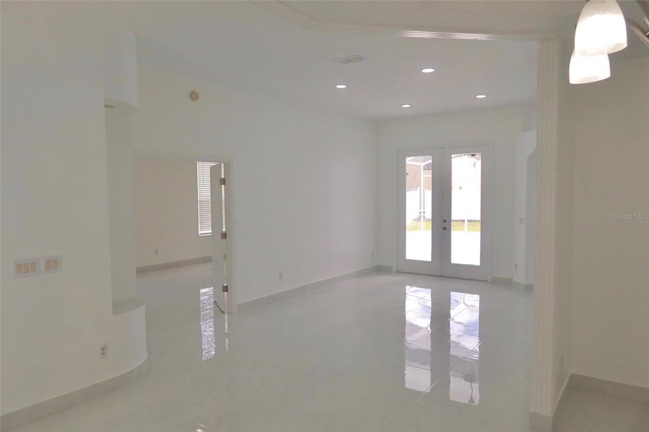 10007 Newington Dr - Photo 5 of 30