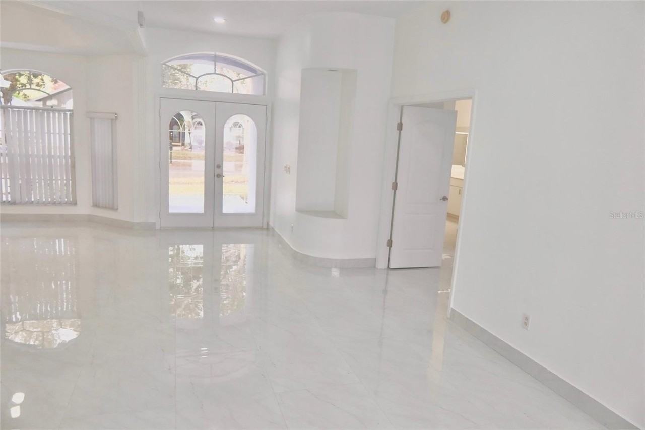 10007 Newington Dr - Photo 6 of 30