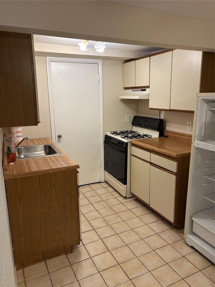 892 Pine Ave - Photo 6 of 8