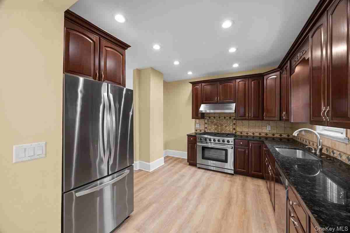 71 Longview Ave Unit 1 - Photo 5 of 18