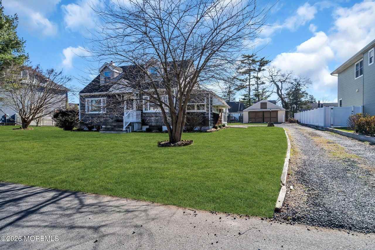 633 Agnes Ave - Photo 3 of 26