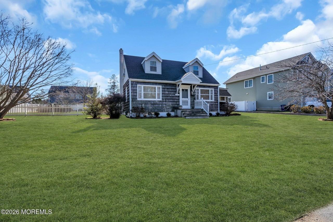 633 Agnes Ave - Photo 4 of 26