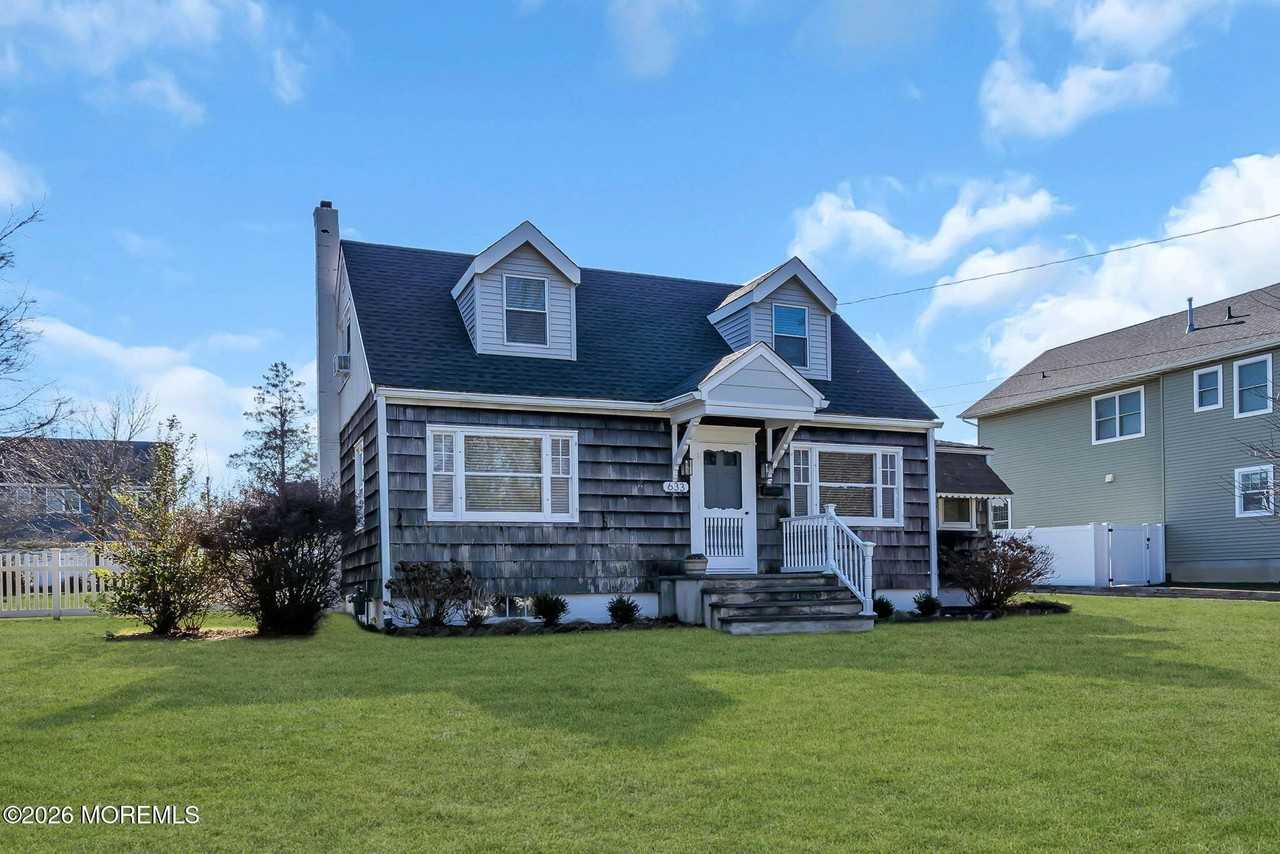 633 Agnes Ave - Photo 5 of 26