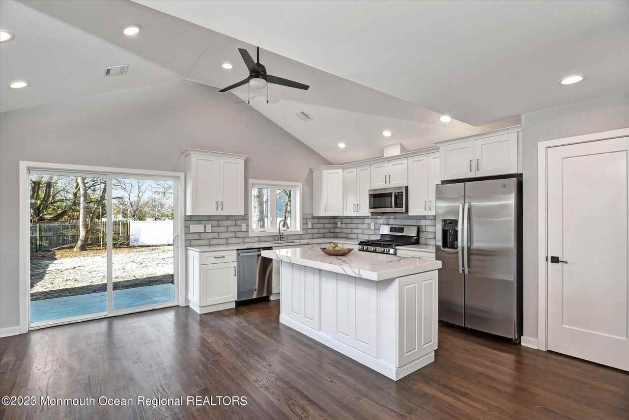 453 Atlantic Ave - Photo 6 of 35