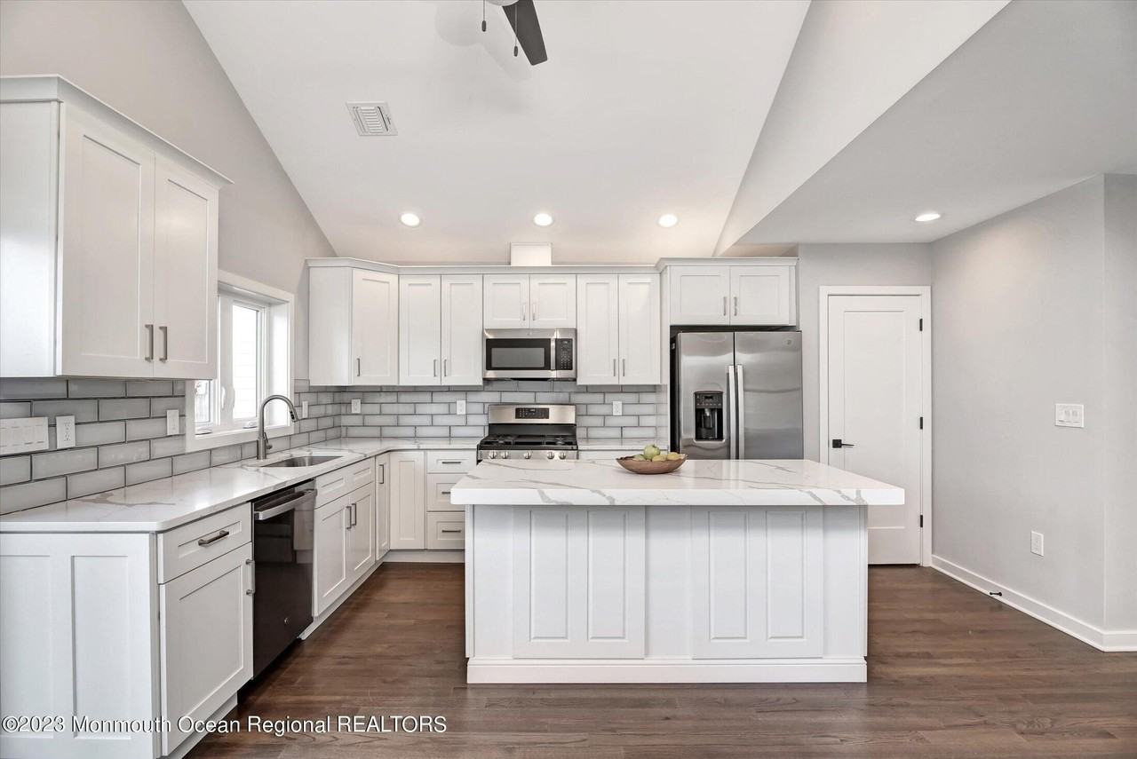 453 Atlantic Ave - Photo 7 of 35