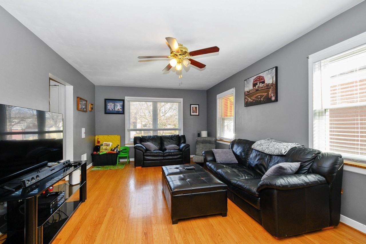 5622 N Kenneth Ave - Photo 4 of 22