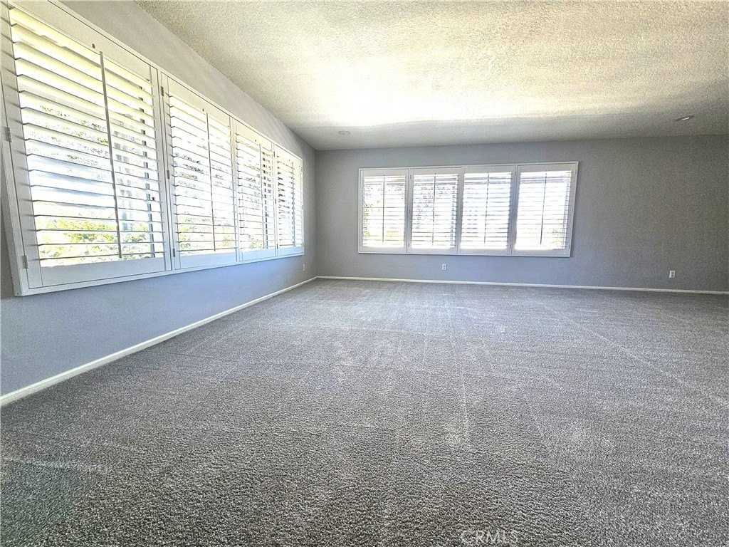 639 Alta Loma Dr - Photo 2 of 26