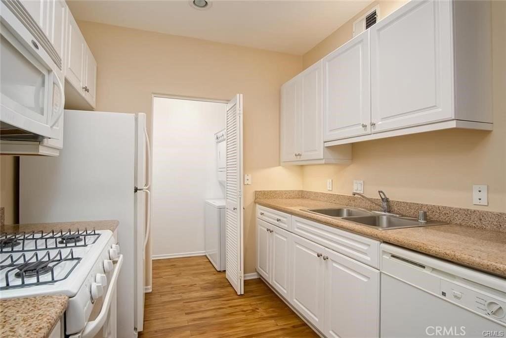 2212 Watermarke Pl - Photo 2 of 25