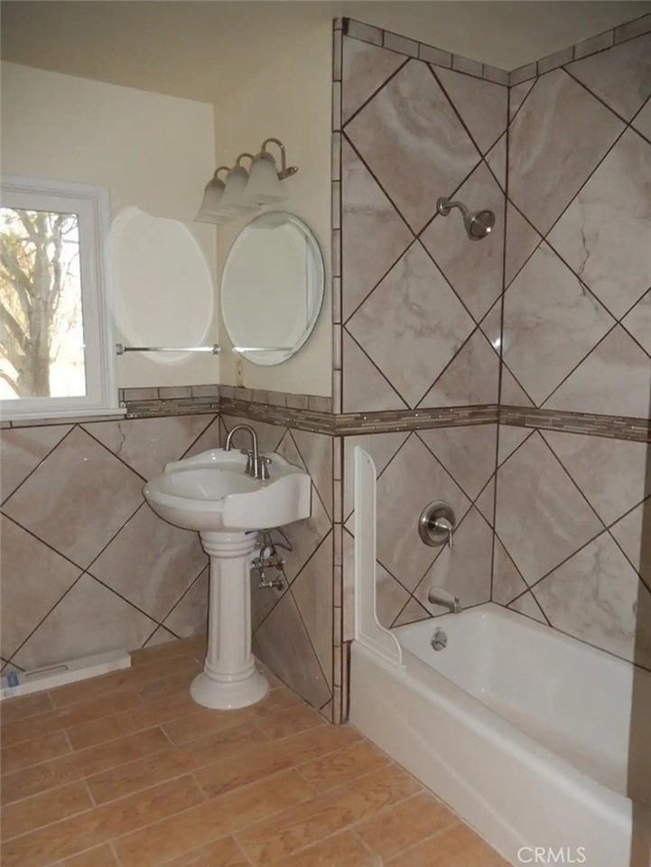 983 W Foothill Blvd - Photo 5 of 9