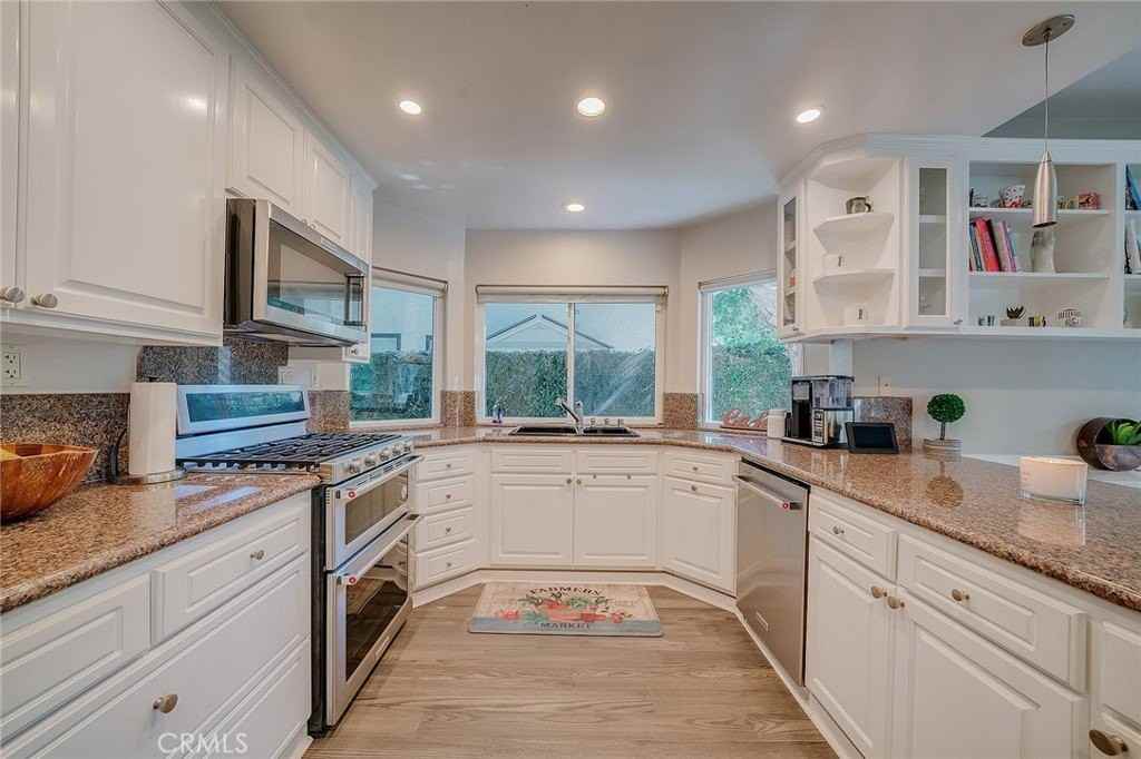 6049 Rustling Oaks Dr - Photo 7 of 31