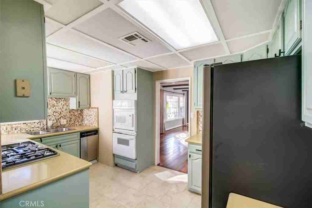 7441 Beckford Ave - Photo 7 of 35