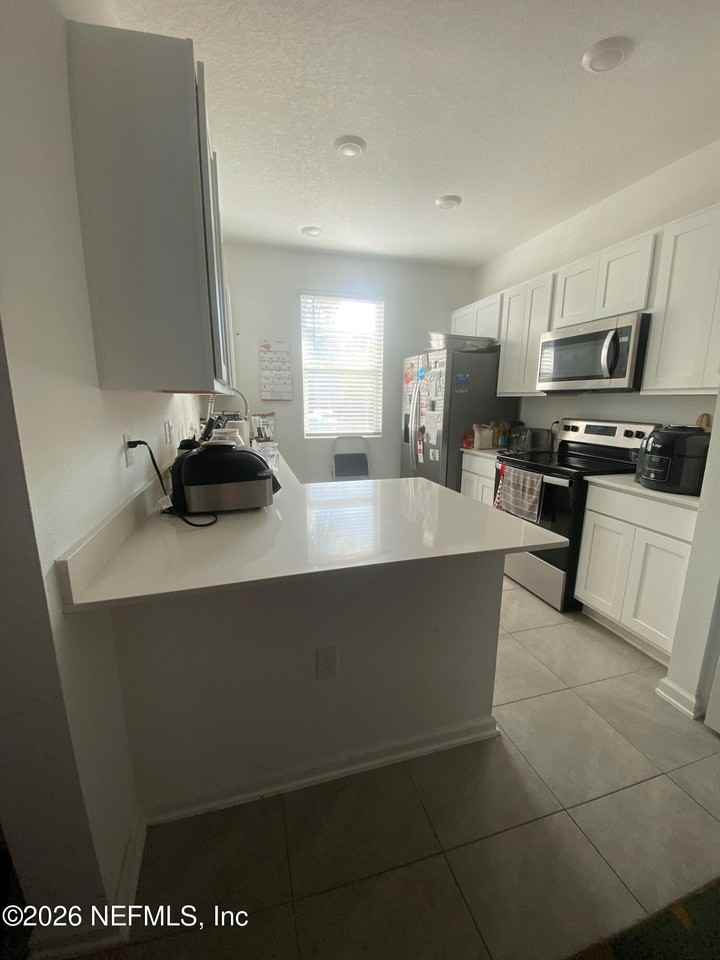 215 Elmhurst Ln - Photo 7 of 32