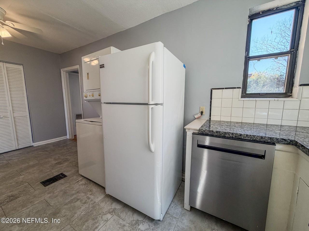 1733 River Rd Apt 2 - Photo 5 of 16