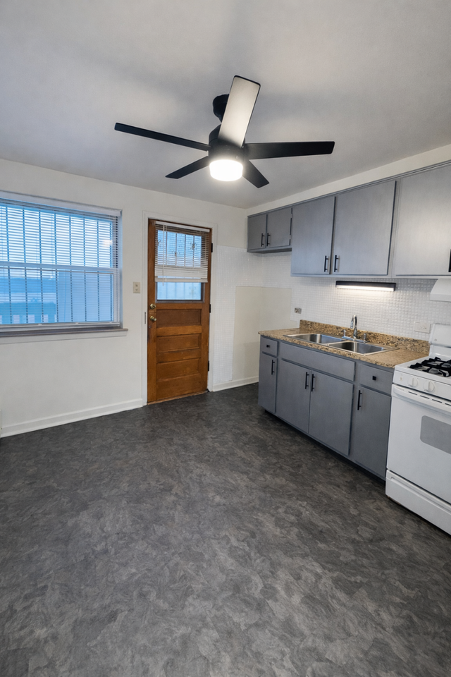 2027 W 111th St - Photo 3 of 8