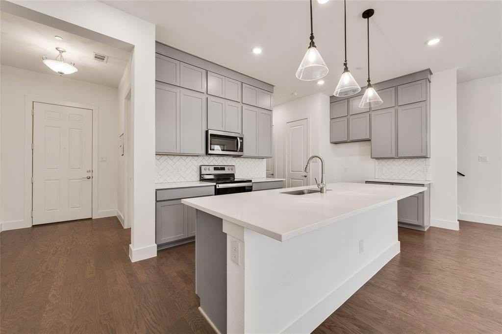 1059 Maverick Dr - Photo 4 of 37