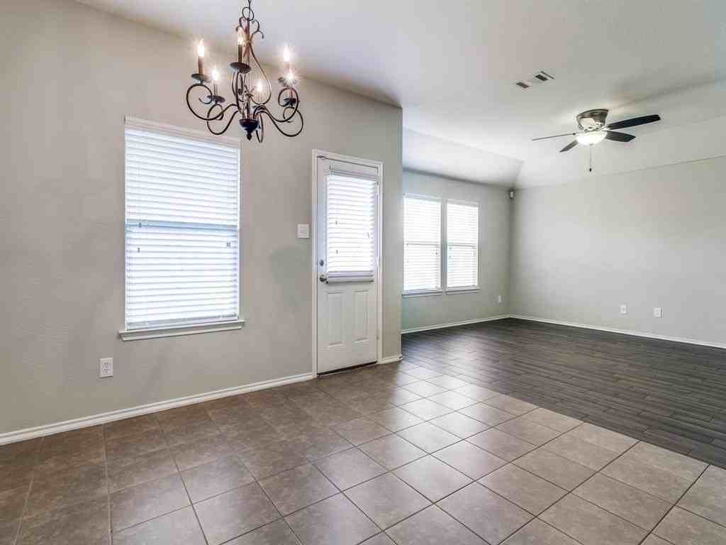 430 Paddock Ln - Photo 3 of 12