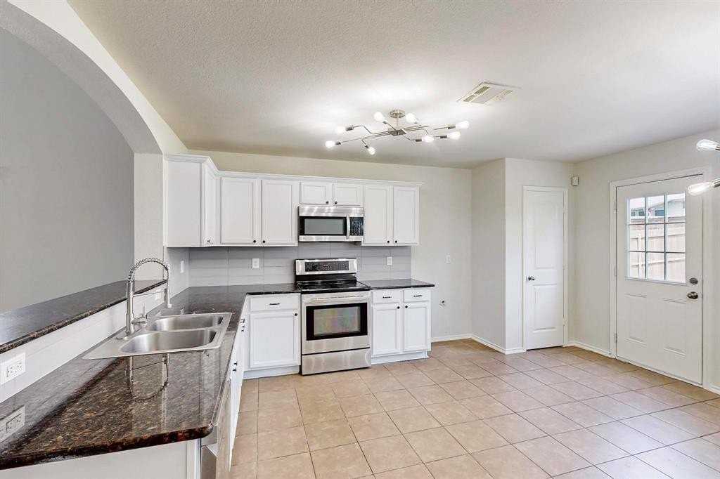 453 Harding Ln - Photo 7 of 40