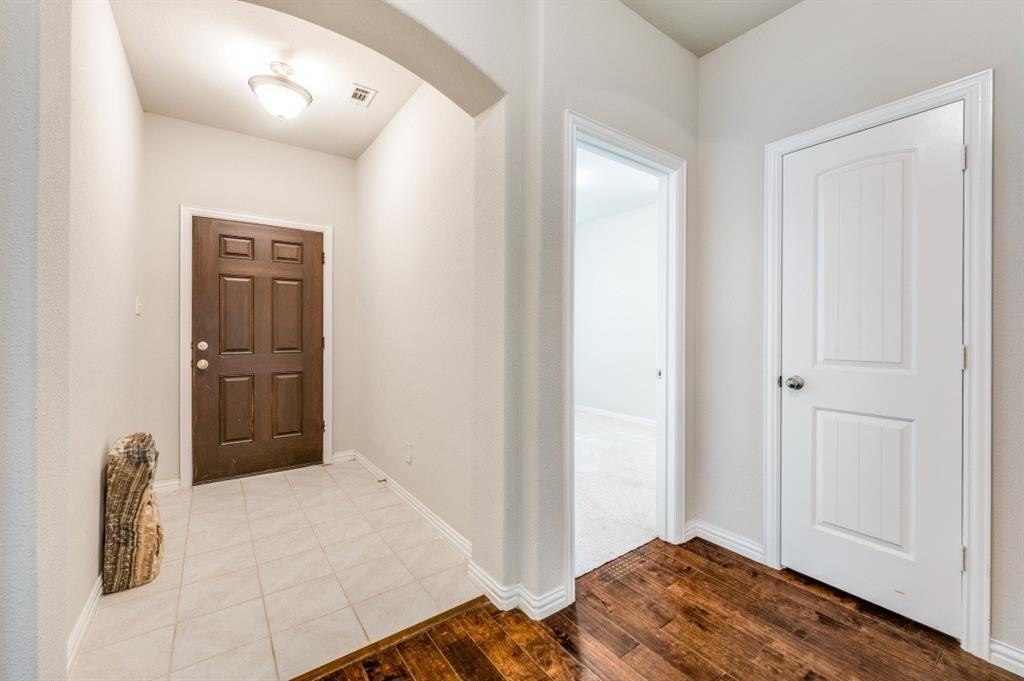 2028 Barx Dr - Photo 3 of 25