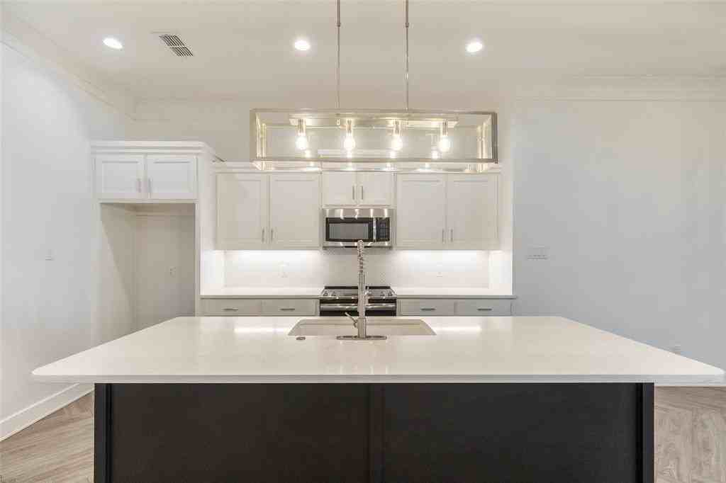 4602 Ebbets Dr - Photo 7 of 37