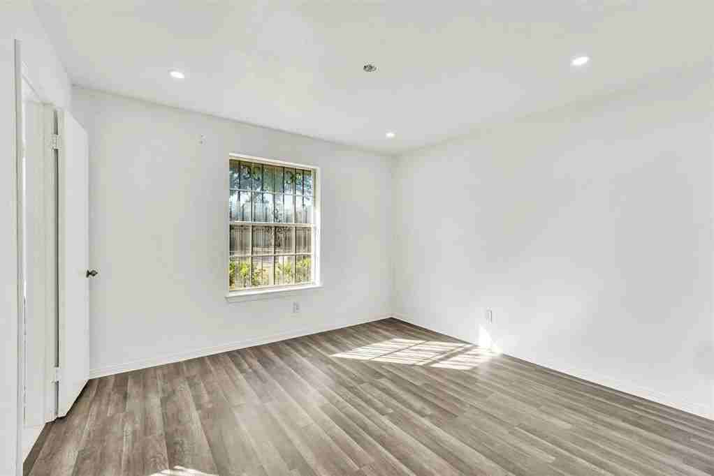 7027 Hunnicut Rd - Photo 7 of 15