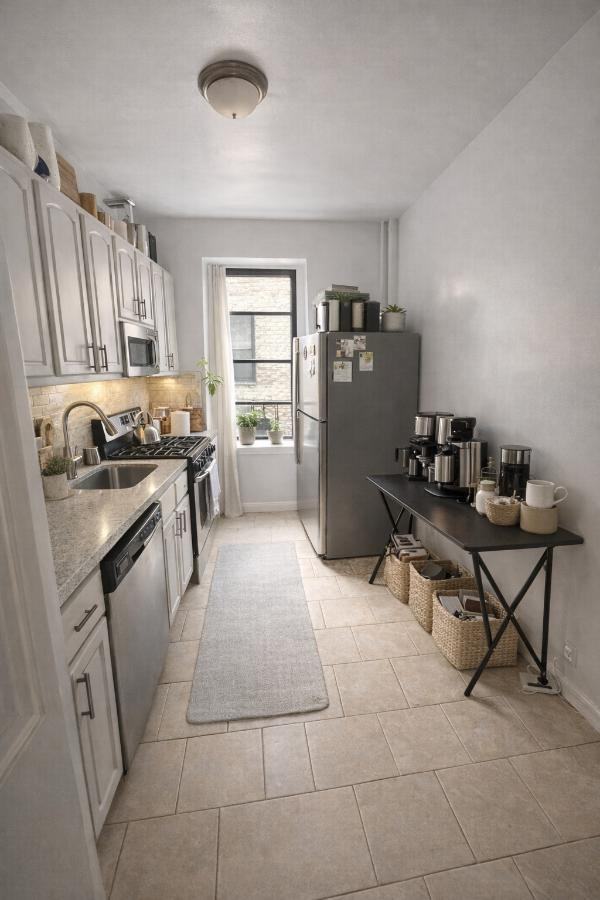 139 Payson Ave - Photo 4 of 5