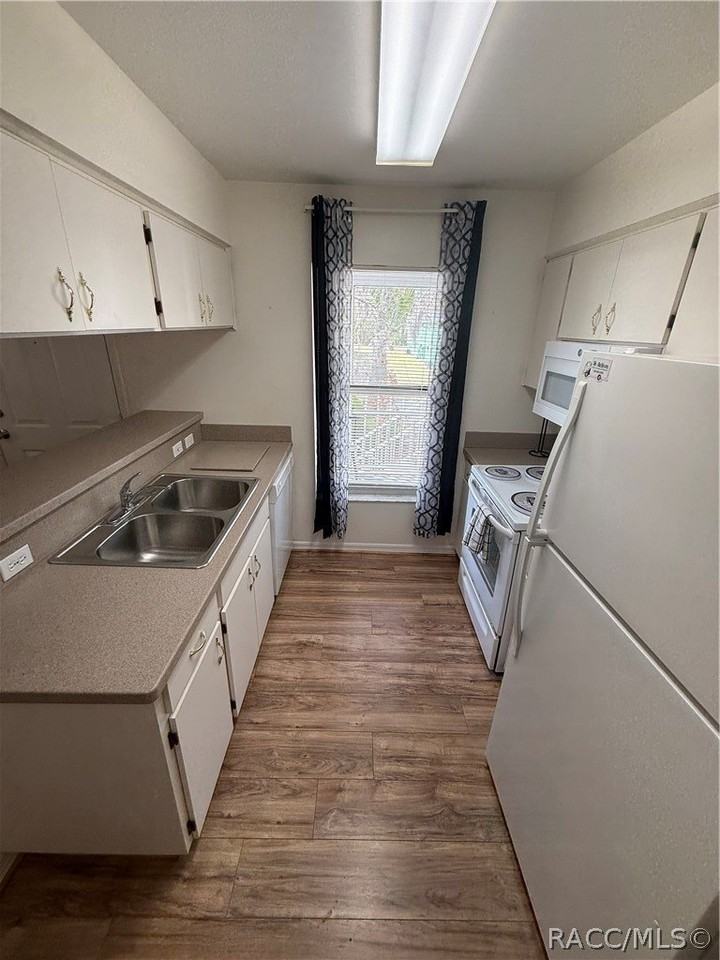 955 Se Mayo Dr - Photo 5 of 17