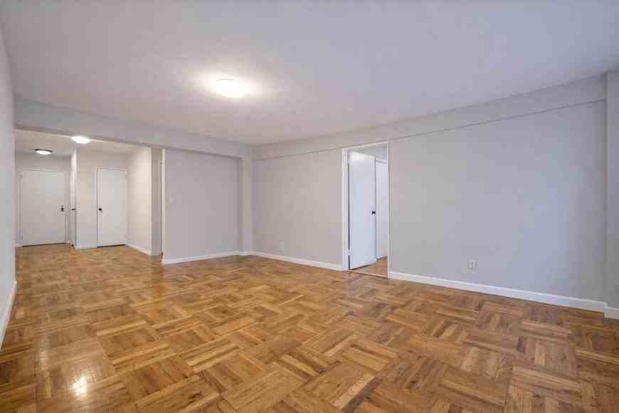 525 Riverdale Ave - Photo 4 of 8