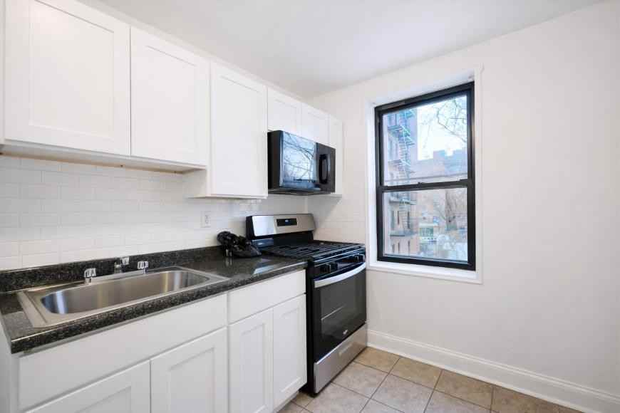 525 Riverdale Ave - Photo 7 of 8